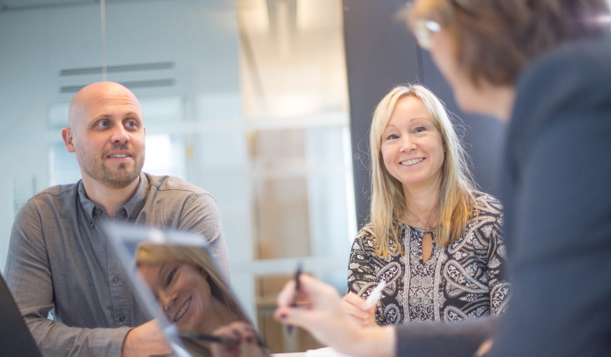 Medarbetare i möte. Foto.