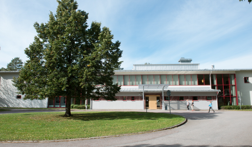 Förvaltningsrätten i Falun byggnad och entré. Foto.