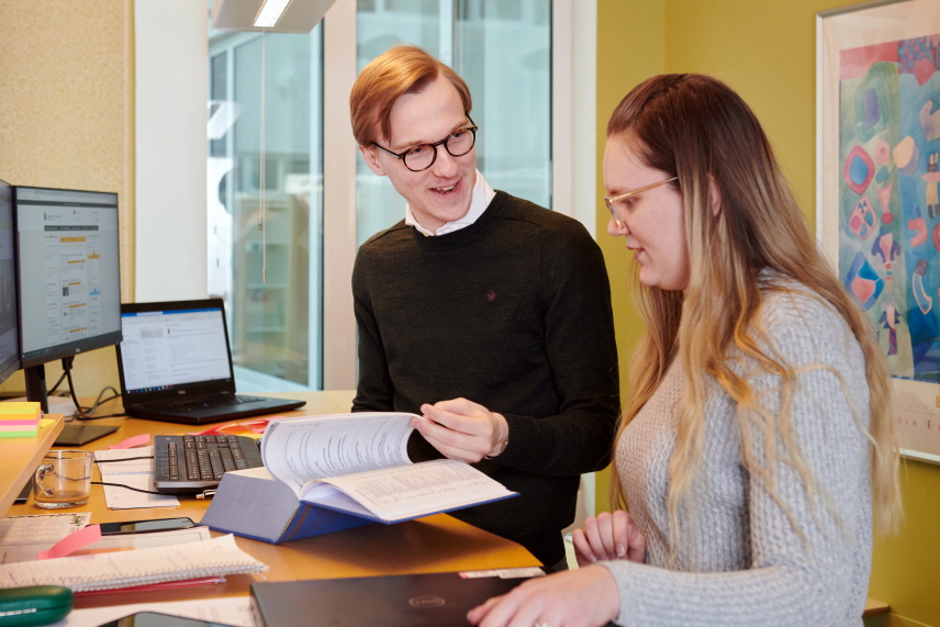 Domstolsmedarbetare i samråd, kontorsrum, notarier