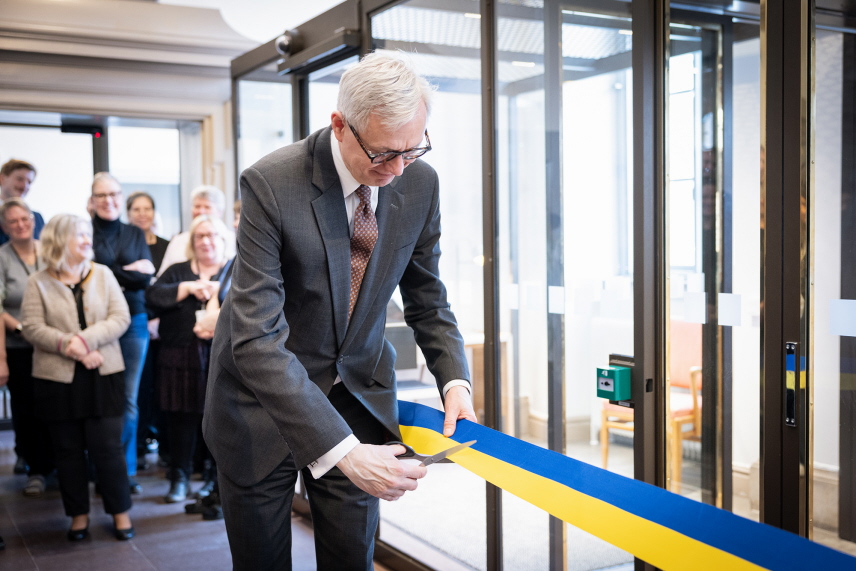 Högsta domstolens ordförande Anders Eka klipper band. Foto: Carl Johan Erikson