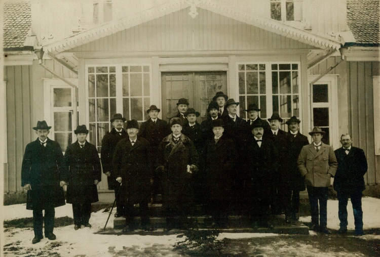 Svartvitt fotografi av Konga häradsrätts personal en vinterdag 1923