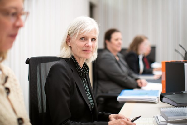 Annika Billstein Andersson sitter och jobbar i rättssal. Foto.