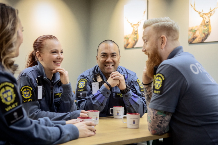 Ett gäng ordningsvakter vid Göteborgs tingsrätt fikar tillsammans.