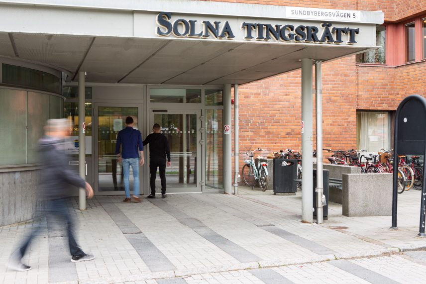 Entrén till Solna tingsrätt. Foto: Carl Johan Erikson