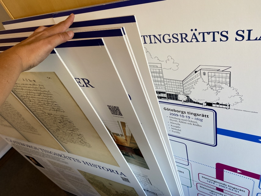 En mängd utställningspaneler.