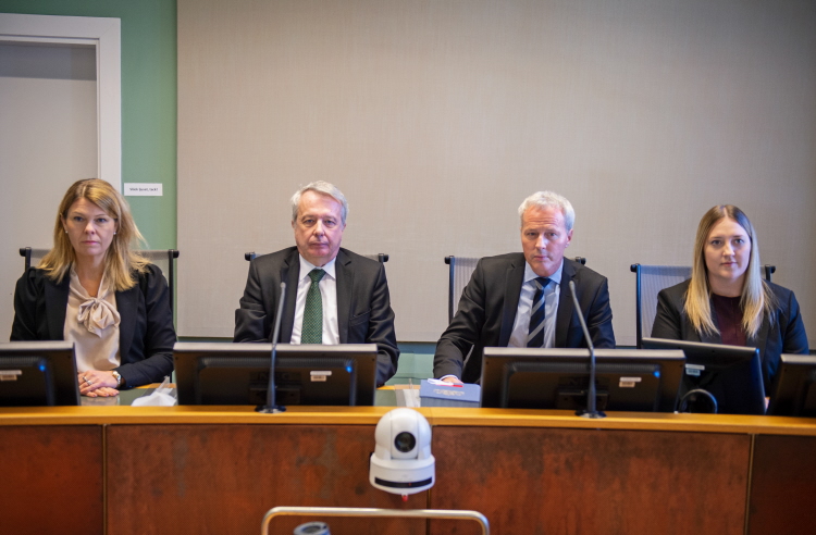 Fyra domare eller en sits