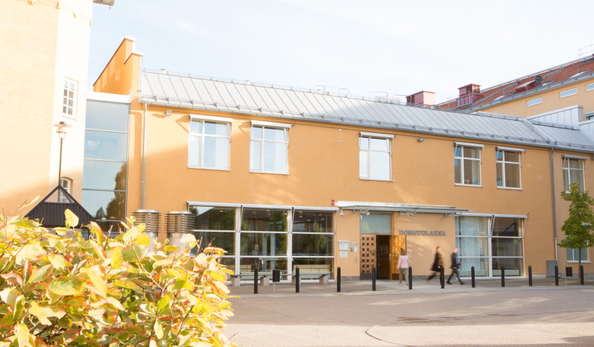 Entrén till Förvaltningsrätten i Linköping. Foto.