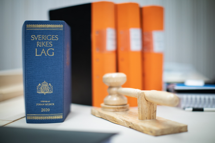 Lagbok, klubba och pärmar.