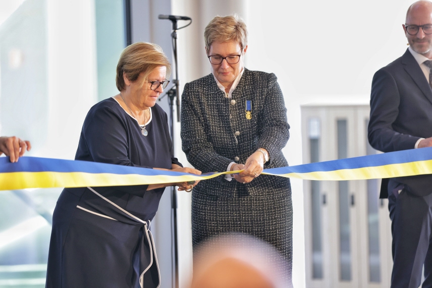 Monica Dahlbom och Charlotte Brokelind klipper band. Foto: Per Carlsson/Domstolsverket