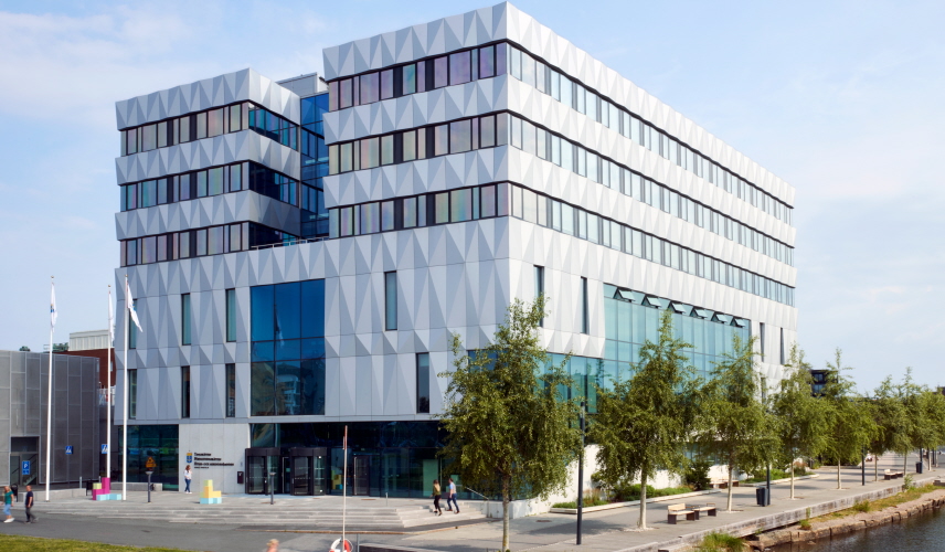 Fotografi av domstolsbyggnaden där Jönköpings tingsrätt, Hyres- och arrendenämnden och Förvaltningsrätten i Jönköping har sin verksamhet.