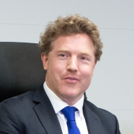 Rätten lyssnar till det offentliga biträdet vid en muntlig förhandling.