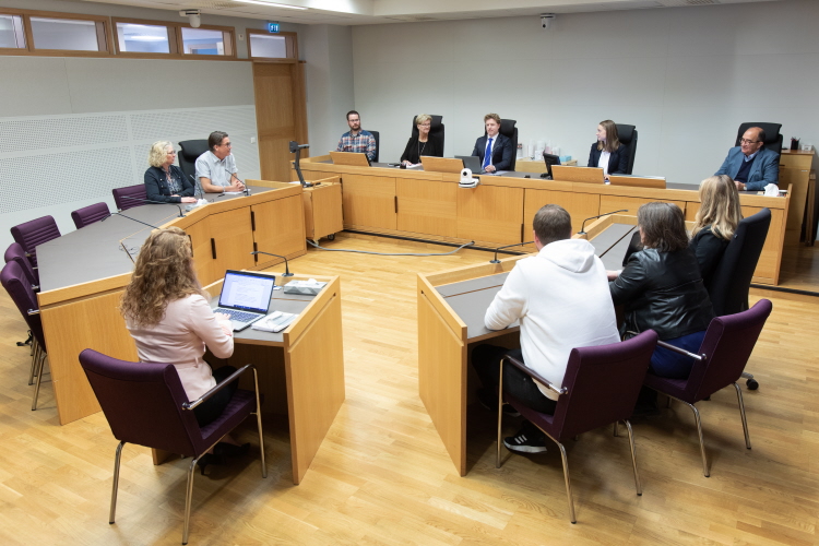 Förhandling i vårdnadstvist.