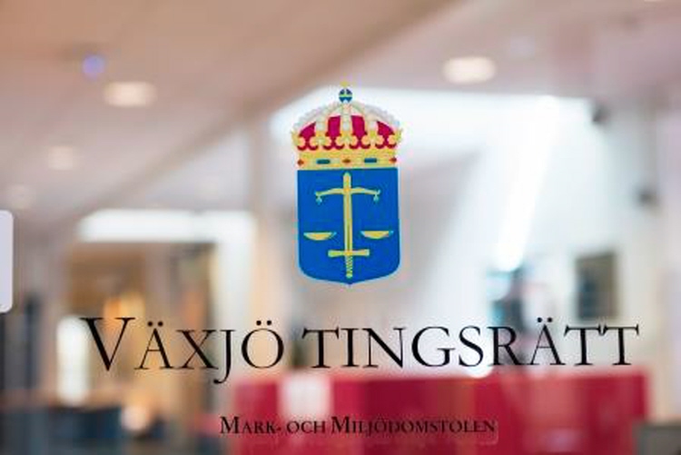 Logotyp på tingsrättens entrédörr