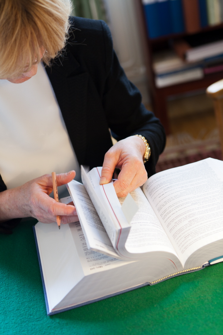 Person bläddrar i lagboken