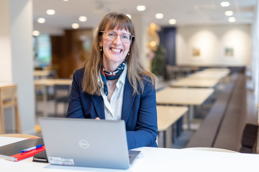 Foto. Erika Finn sitter vid en dator
