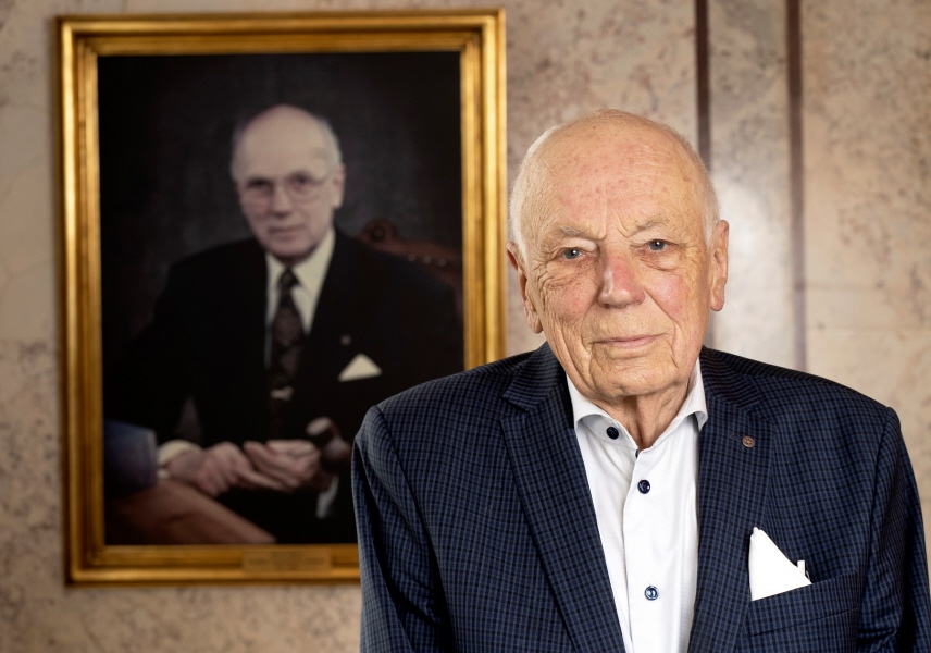 Tidigare kammarrättspresidenten Nils Wentz. I bakgrunden hans porträtt från 1996, då han lämnade Kammarrätten i Göteborg