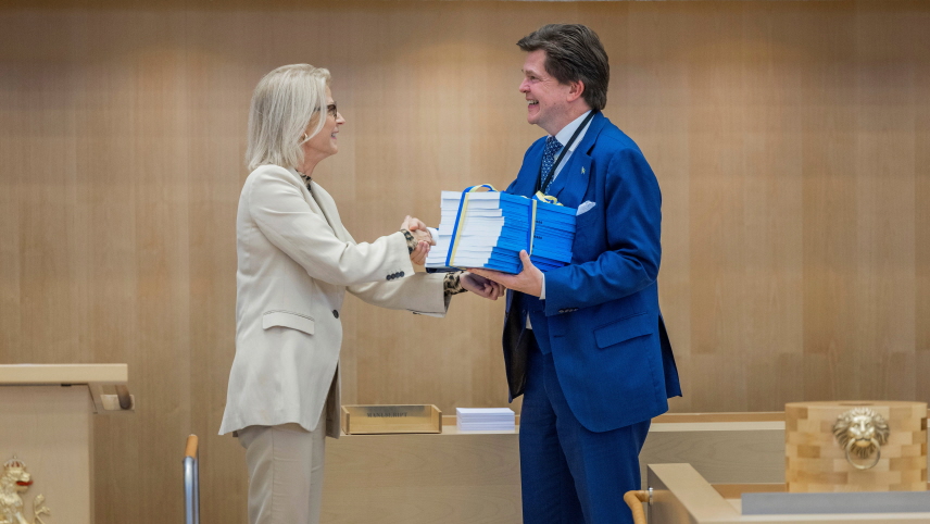 Finansminister Elisabeth Svantesson (M) överlämnar regeringens budget till talman Andreas Norlén.