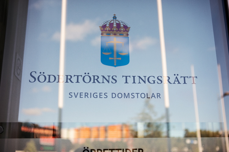 Södertörns tingsrätts logotyp på entrédörr