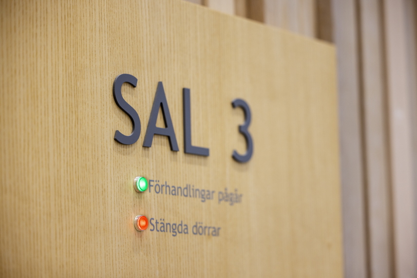 ntré till en rättssal med salsskylt och informationsindikatorer för pågående förhandling.
