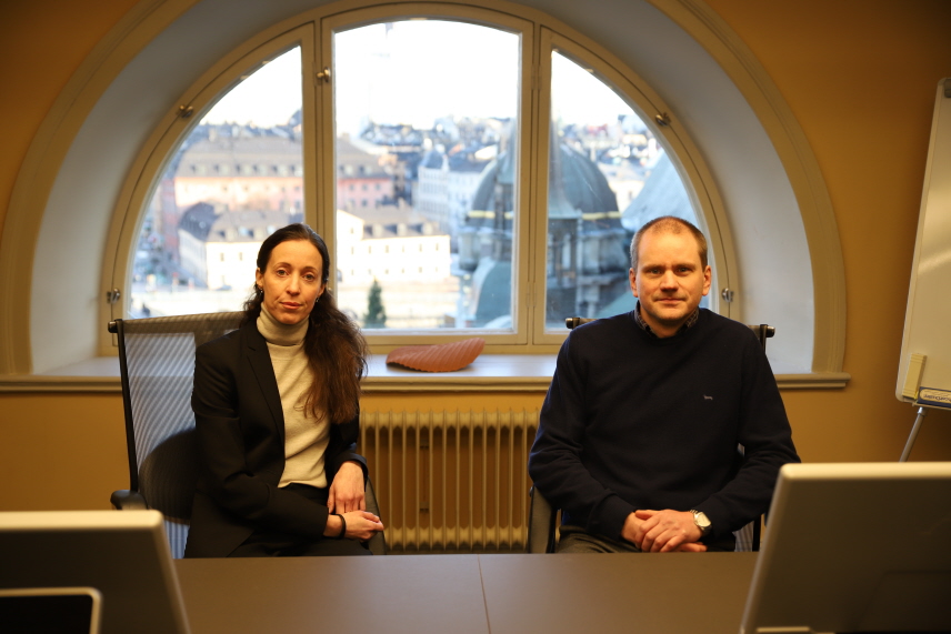 Justitiesekreterare Sarah Helaoui och Mårten Olsson. Foto: Fredrik Larsson, Högsta förvaltningsdomstolen 