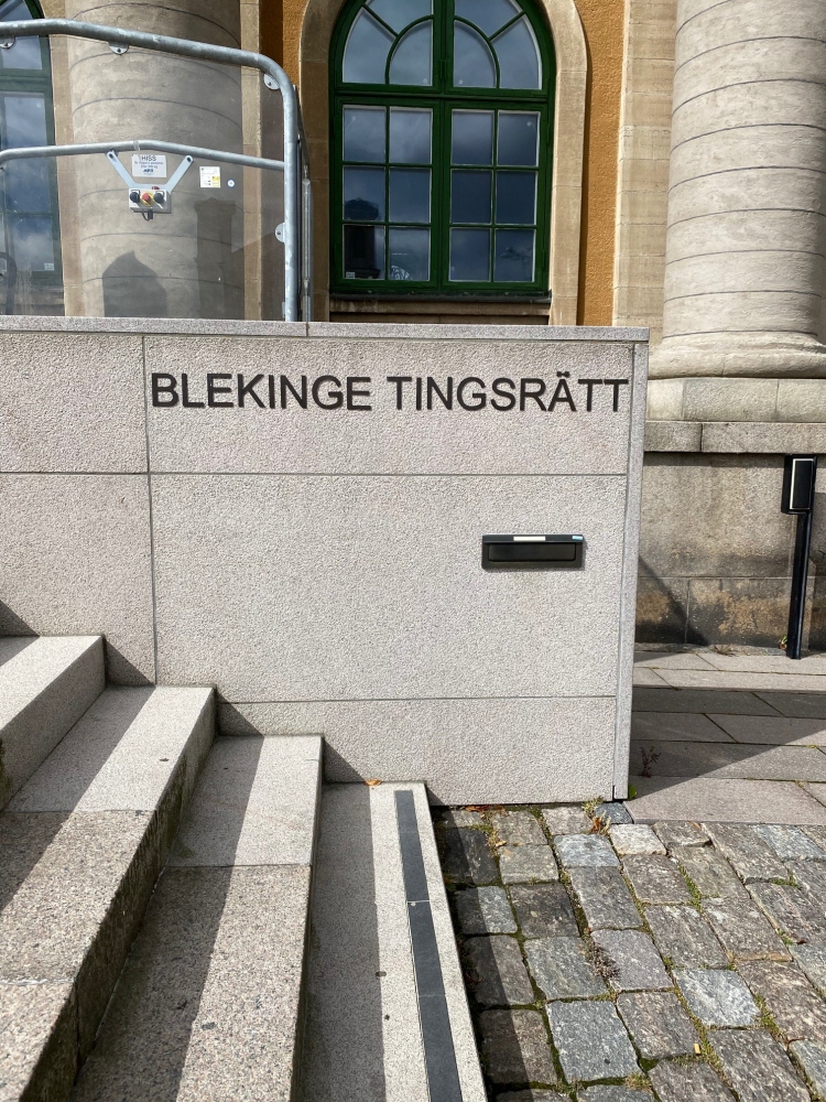 Tingsrättens brevlåda vid foten av trappan. Foto