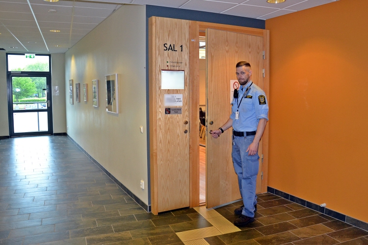 Ordningsvakt vid entré till sal.
