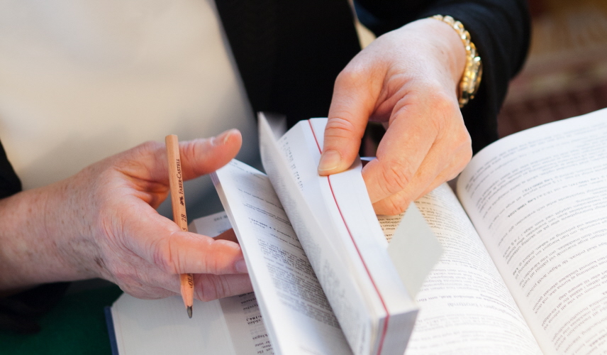 Person bläddrar i lagboken