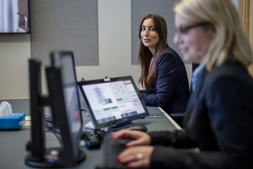 Rättens ordförande med protokollförare