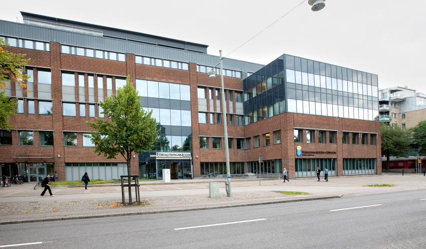 Förvaltningsrätten i Göteborg hus och entré. Foto.