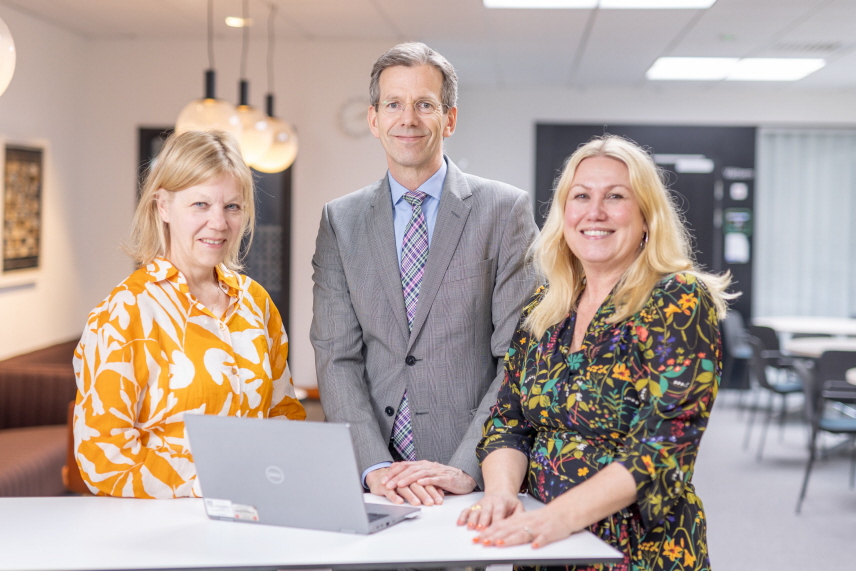 Anna Widing Torstensson, Axel Peterson och Klara Lutti står vid ett bord.