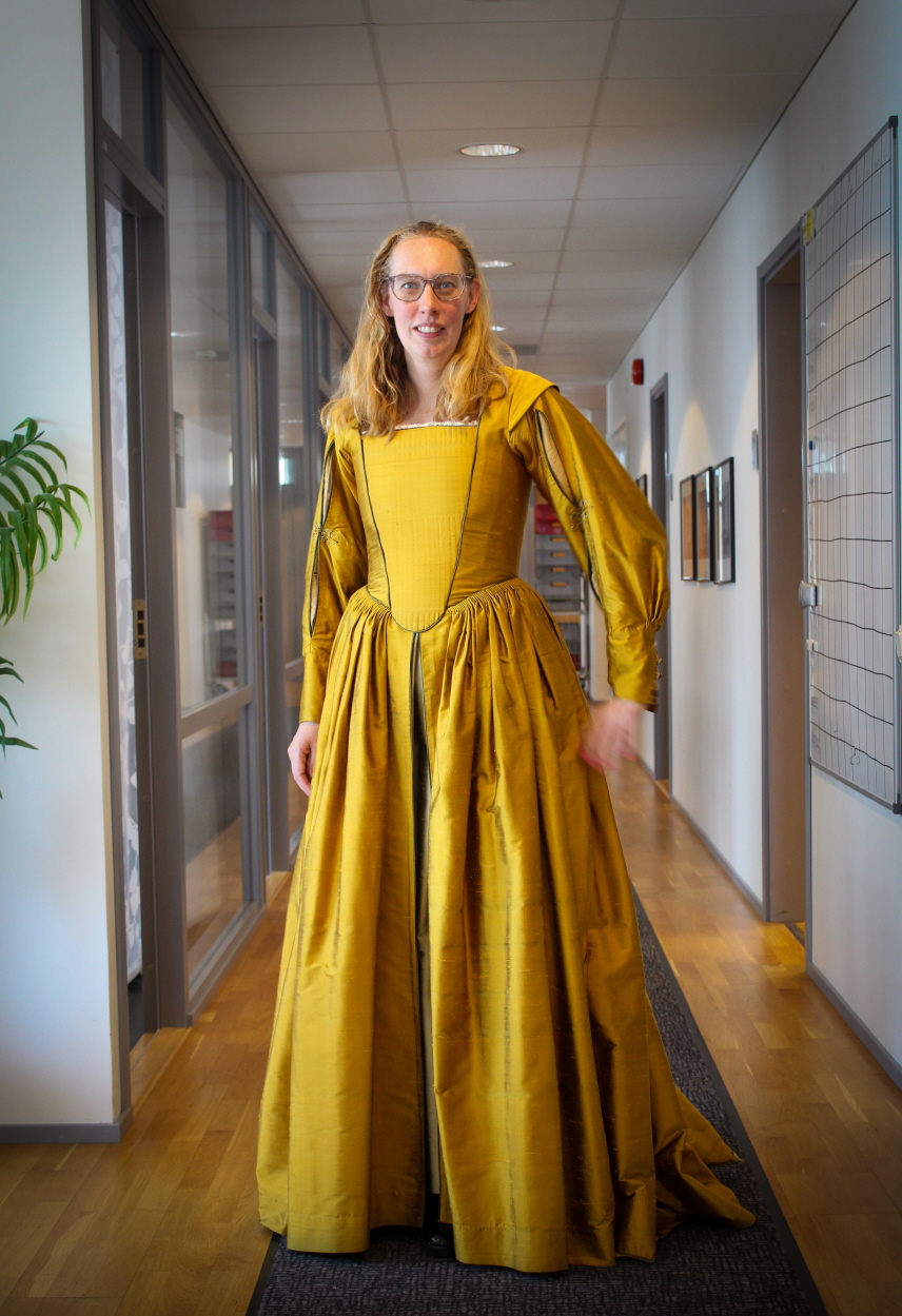 Porträtt av Terese Smiderot Waltersson i 1600-talsklänning.