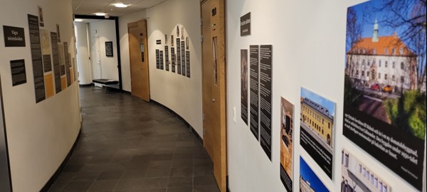 Utställning om hovrättens historia uppsatt på väggarna vid sal 1 och 2
