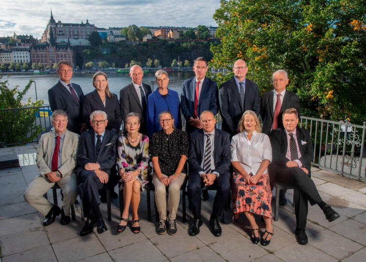Från vänster övre rad: Thomas Bull, Linda Haggren, Ulrik von Essen, Helena Jäderblom, Henrik Jermsten, Magnus Medin och Mahmut Baran.  Från vänster nedre rad: Leif Gäverth, Mats Anderson, Margit Knutsson, Kristina Ståhl, Martin Nilsson, Inga-Lill Askersjö och Per Classon. Marie Jönsson saknas. 