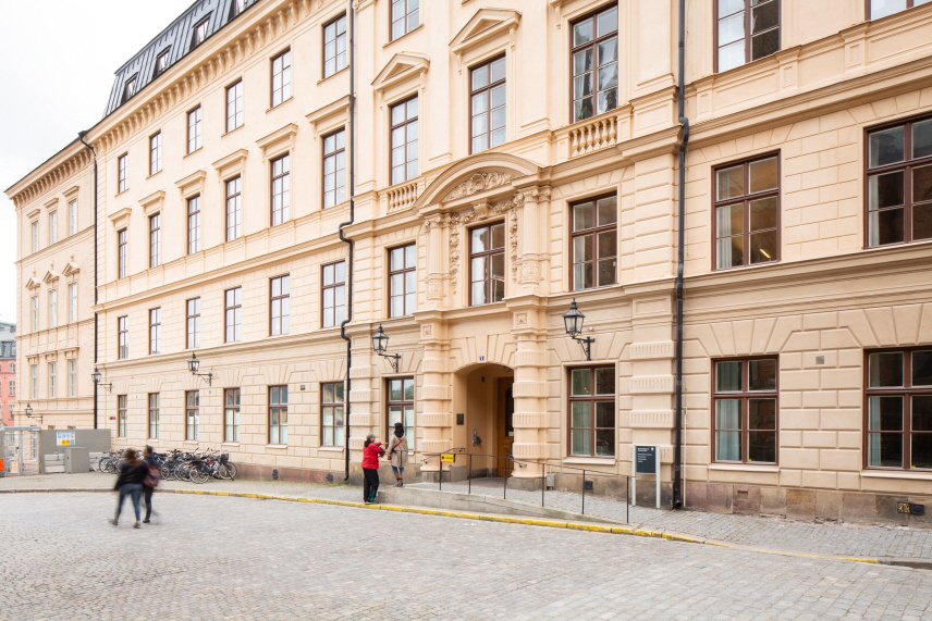Entrén till Kammarrätten i Stockholm. Foto.