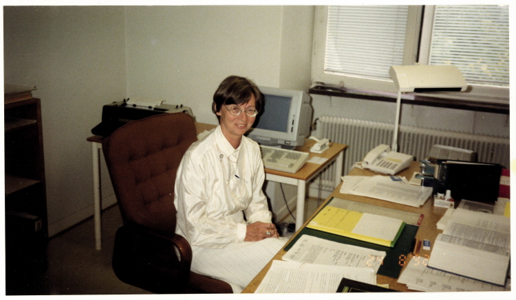 Inger Schlyter vid sitt skrivbord på hovrätten 1992 då hon vikarierade som vice ordförande.
