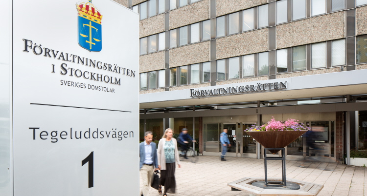 Entréskylt till Förvaltningsrätten i Stockholm. Foto.