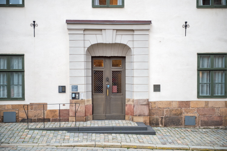 Close up of the courts entrance