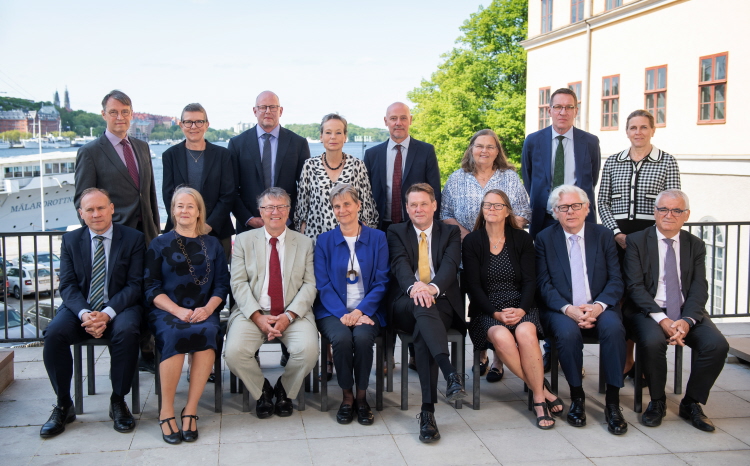 Från vänster övre rad: Thomas Bull, Kristina Svahn Starrsjö, Magnus Medin, Margit Knutsson, Ulrik von Essen, Marie Jönsson, Henrik Jermsten och Linda Haggren. Från vänster nedre rad: Martin Nilsson, Inga-Lill Askersjö, Leif Gäverth, Helena Jäderblom, Per Classon, Kristina Ståhl, Mats Anderson, och Mahmut Baran