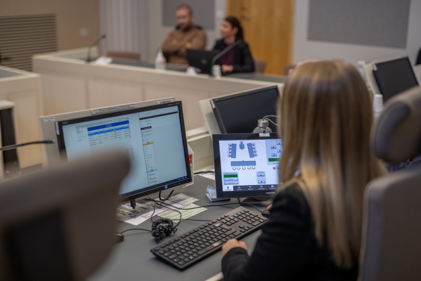 Protokollförare vid rättens bord.