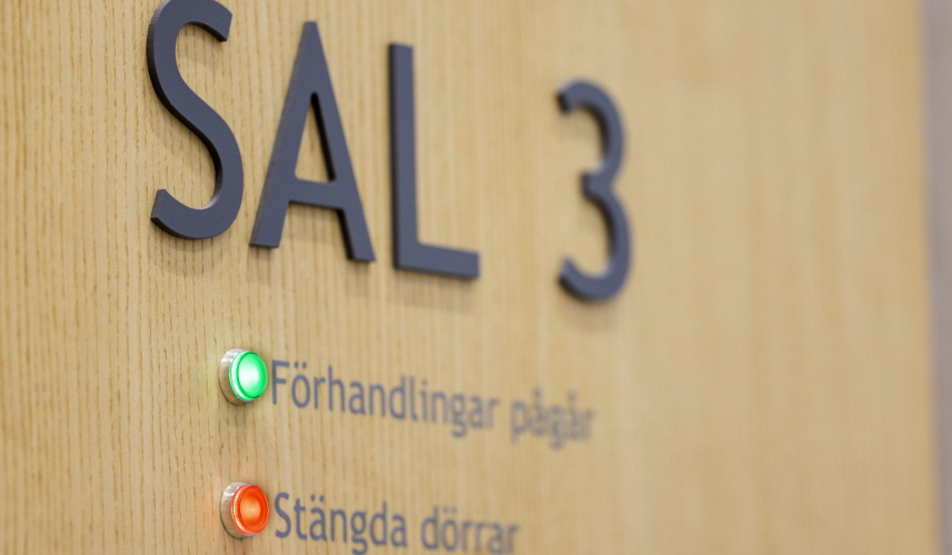 ntré till en rättssal med salsskylt och informationsindikatorer för pågående förhandling.