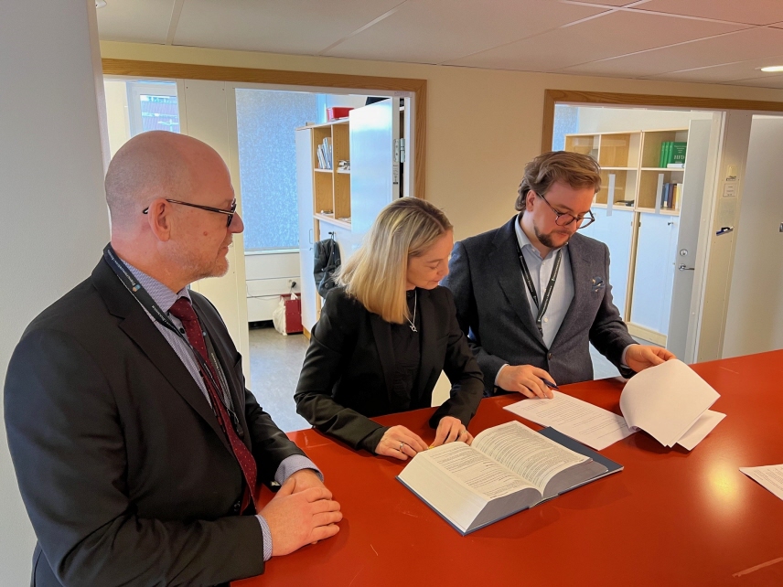 I notariespåret är det fullt fokus på självständigt dömande men behöver man bolla något finns det flera kollegor som man kan vända sig till. Från vänster: Peter Lif, chefsrådman, Anna Stålnacke, gruppchef, och Andreas Wennerberg, notarie. Foto: Roger Olausson