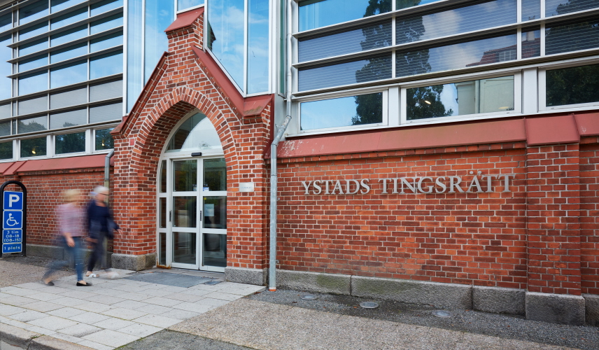 Ystads tingsrätts entré med tegel- och glasfasad