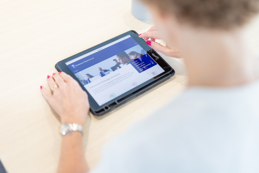 Ipad med Sveriges Domstolars webbplats, domstol.se.