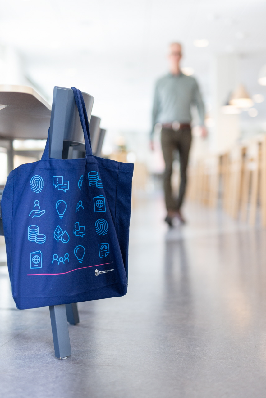 Profilväska med Sveriges Domstolars logotyp