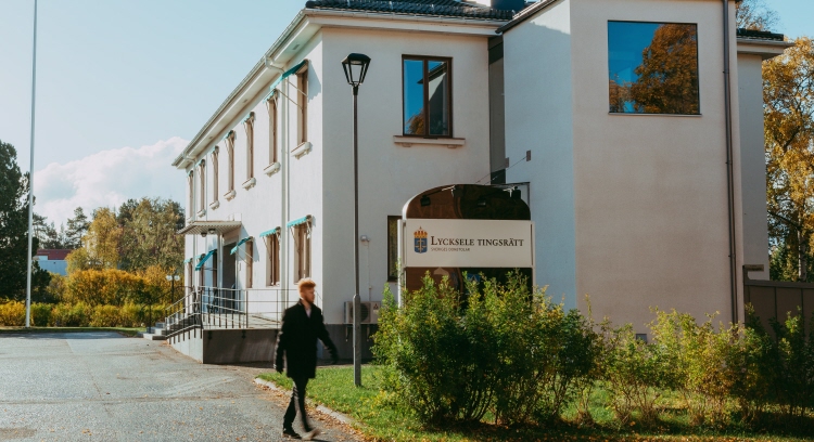 Lycksele tingsrätts entré. Foto.