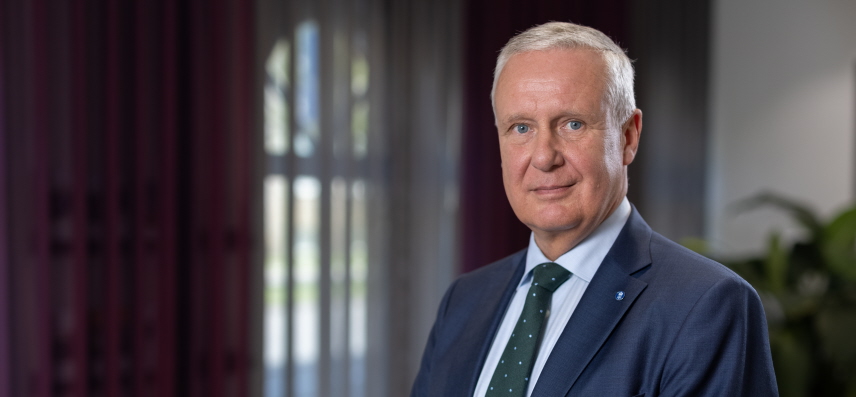Thomas Rolén, generaldirektör på Domstolsverket, står upp och tittar in i kameran.