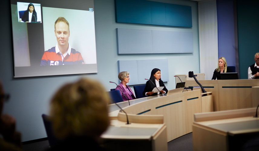 Personer i en rättssal. Foto.