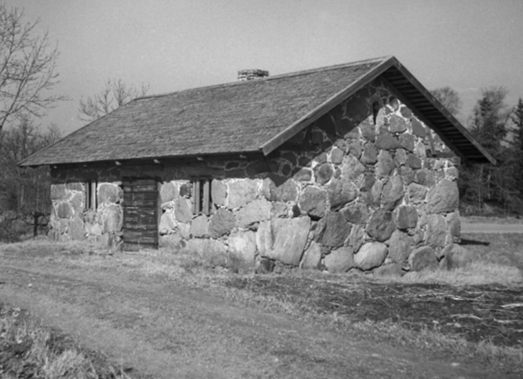 Svartvitt fotografi av Ingelstads gamla häradshäkte