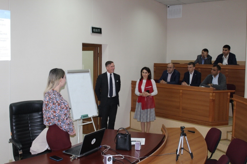 Några personer stående och några sittande i en rättssal