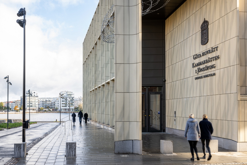 Entrén till Göta hovrätt. Foto.